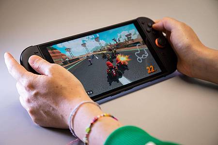 Christin Klose/dpa-tmn | Die Switch 2 im Handheld-Modus.
