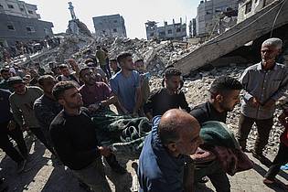 Omar Ashtawy/APA Images via ZUMA Press Wire/dpa | Kriegssschäden und zivilen Opfern zum Trotz: Vorerst geht Israels Armee weiter gegen die Hamas in Gaza vor. 