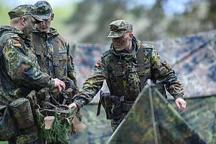 Klaus-Dietmar Gabbert/dpa-Zentralbild/dpa | Vom «Zivi» zum Heimatschutz - Verweigerer melden sich nachträglich für die Bundeswehr (Symbolbild).