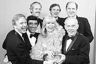 Doug Pizac/AP/dpa | Loretta Swit mit den Darstellern von "M*A*S*H". (Archivbild)