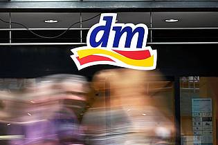 Uli Deck/dpa | Aus Gründen des Verbraucherschutzes ruft dm ein Handserum zurück. (Archivbild)