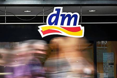 Uli Deck/dpa | Aus Gründen des Verbraucherschutzes ruft dm ein Handserum zurück. (Archivbild)