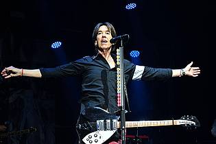 Felix Hörhager/dpa | Roxette-Mastermind Per Gessle genoss das Konzert in München sichtlich.