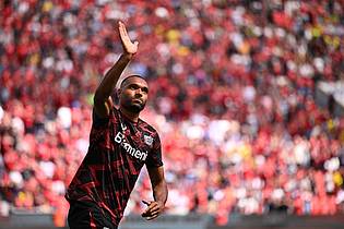 Marius Becker/dpa |  Jonathan Tah bei seinem Abschied aus Leverkusen.