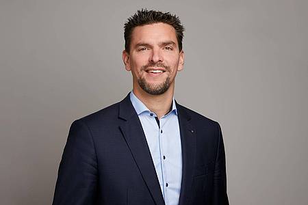 Leon Sinowenka/Bergische IHK/dpa | Henner Pasch hatte den Wehrdienst verweigert, heute sieht er das anders.