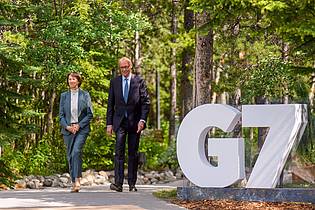 Michael Kappeler/dpa-Pool/dpa | Aussagen von Bundeskanzler Friedrich Merz zu Israel und Iran am Rande des G7-Gipfels sorgen bei einigen in Deutschland für Befremden. (Archivbild)