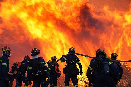 Pantelis Fykaris/Politischios.gr via AP/dpa | Der Kampf gegen die Flammen läuft den dritten Tag in Folge.