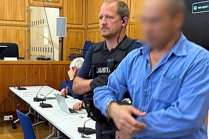 Martin Oversohl/dpa | Einer der beiden angeklagten Lastwagenfahrer schiebt dem Kollegen die Schuld zu, einen dritten Fernfahrer totgetreten zu haben.