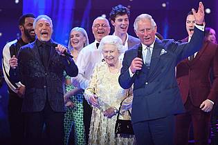 Andrew Parsons/Sunday Times/PA Wire/dpa | Sir Tom Jones trat beim 92. Geburtstag für Queen Elizabeth II. auf, die ihn 2006 zum Ritter geschlagen hatte.