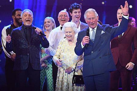 Andrew Parsons/Sunday Times/PA Wire/dpa | Sir Tom Jones trat beim 92. Geburtstag für Queen Elizabeth II. auf, die ihn 2006 zum Ritter geschlagen hatte.