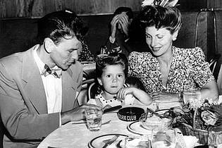 picture-alliance / dpa | Nancy Sinatra wurde 1940 geboren. (Archivbild) 