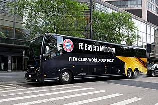 Sven Hoppe/dpa | Der Teambus des FC Bayern für die Club-WM steht vor dem Teamhotel in Cincinnati.