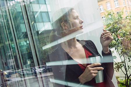 Christin Klose/dpa-tmn | Raus zum Rauchen? Das gilt als Unterbrechung der Arbeitszeit.