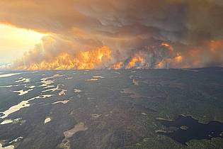 Uncredited/Manitoba government/AP/dpa | Zum Thema Waldbrände konnte sich die Gipfel-Teilnehmer auf eine gemeinsame Erklärung einigen. Wegen US-Präsident Donald Trump gibt es allerdings keine explizite Erwähnung des Klimawandels. (Archivbild)