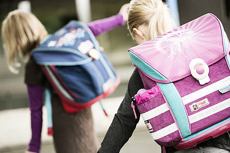 Kinder mit Schulranzen