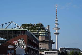 Marcus Brandt/dpa | Hamburg: Blick auf den begrünten St.-Pauli-Hochbunker auf dem Heiligengeistfeld.
