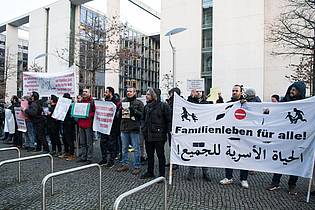 Bernd von Jutrczenka/dpa | Die Frage, ob und in welchem Umfang auch Menschen mit subsidiärem Schutz ihre Angehörigen zu sich nach Deutschland holen dürfen, beschäftigt die Politik seit Jahren. (Archivbild)