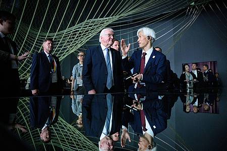 Bernd von Jutrczenka/dpa | Bundespräsident Steinmeier besucht die Expo 2025 und eröffnet den Deutschen Nationentag.