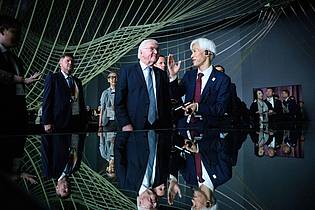 Bernd von Jutrczenka/dpa | Bundespräsident Steinmeier besucht die Expo 2025 und eröffnet den Deutschen Nationentag.