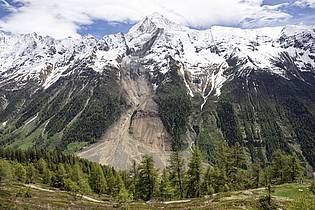 Alessandro della Valle/Keystone/dpa | Blick auf den Birchgletscher, einen Tag nachdem eine massive Lawine ins Tal abgegangen ist.