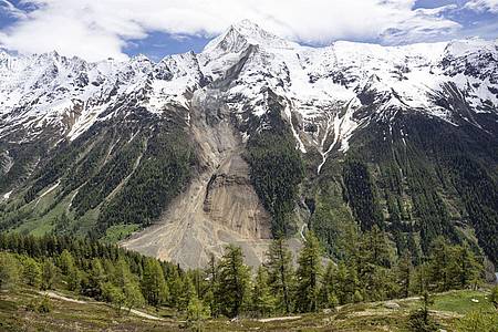 Alessandro della Valle/Keystone/dpa | Blick auf den Birchgletscher, einen Tag nachdem eine massive Lawine ins Tal abgegangen ist.