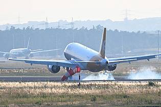 Arne Dedert/dpa | Mit zwei Sonderflügen sind bislang 345 aus Israel ausgereiste Deutsche samt nächsten Angehörigen nach Deutschland gebracht worden. 