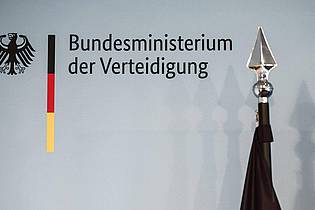 Hannes P. Albert/dpa | Das Bundesverteidigungsministerium ist den Prüfern zufolge heute wieder vergleichbar groß wie 2012. (Archivbild)