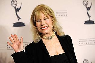 Chris Pizzello/AP/dpa | Emmy-Preisträgerin Loretta Swit, hier ein Bild von Swit aus 2010, ist gestorben. (Archivfoto) 