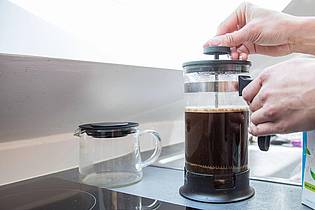 Christin Klose/dpa-tmn | Mit einer French Press Kanne lässt sich Cold Brew Kaffee selber machen. Dazu Kaffeepulver in die Kanne geben, mit kaltem Wasser mischen und 24 Stunden im Kühlschrank ziehen lassen. 