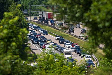 Peter Kneffel/dpa | Zum Wochenende rechnet der ADAC wieder mit Staus auf Autobahnen. (Archivbild)