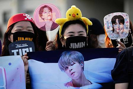 Lee Jin-man/AP/dpa | Fans warten auf die Ankunft der Mitglieder der K-Pop-Band BTS, Jimin und Jung Kook.
