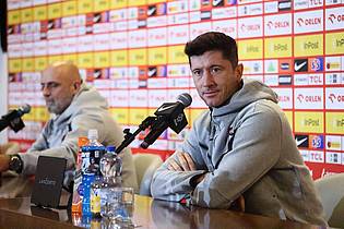 Leszek Szymanski/PAP/dpa | Nicht mehr für Polen? Robert Lewandowski überrascht.