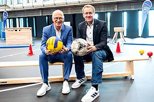 Daniel Bockwoldt/dpa | Wollen Olympia in den Norden holen: Hamburgs Bürgermeister Peter Tschentscher (SPD, l) und Schleswig-Holsteins Ministerpräsident Daniel Günther (CDU). 