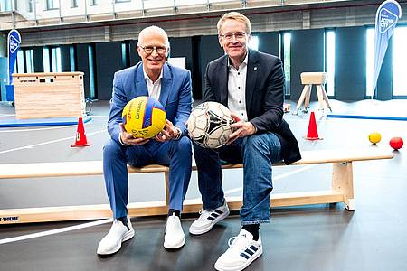 Daniel Bockwoldt/dpa | Wollen Olympia in den Norden holen: Hamburgs Bürgermeister Peter Tschentscher (SPD, l) und Schleswig-Holsteins Ministerpräsident Daniel Günther (CDU). 