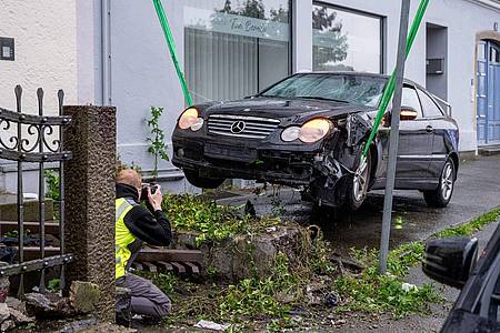 Armin Weigel/dpa | Am frühen Abend wurde der Unfallwagen mit einem Kran abtransportiert.
