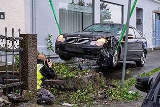 Armin Weigel/dpa | Am frühen Abend wurde der Unfallwagen mit einem Kran abtransportiert.