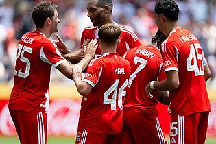 Sven Hoppe/dpa | Beim Torjubel gegen Auckland muss Lennart Karl (Nr. 46) noch den prominenten Teamkollegen gratulieren, wie hier Thomas Müller (l) nach dem Treffer zum 10:0. 