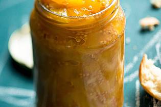 Manuela Rüther/dpa-tmn | Für spontane Mitbringpartys kann man vorsorgen: Gut, wenn man Selbstgemachtes wie dieses Mangochutney in der Vorratskammer hat.