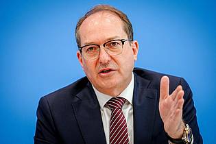 Kay Nietfeld/dpa | Am Tag vor dem Beginn der Innenministerkonferenz von Bund und Ländern stellte Bundesinnenminister Alexander Dobrindt (CSU) den Verfassungsschutzbericht 2024 vor.
