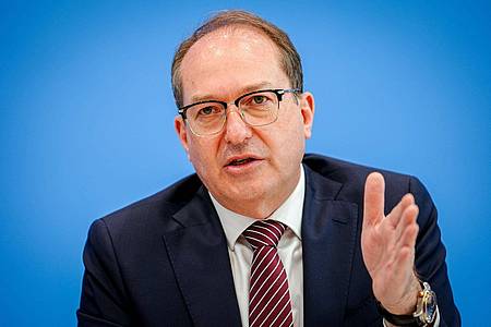 Kay Nietfeld/dpa | Am Tag vor dem Beginn der Innenministerkonferenz von Bund und Ländern stellte Bundesinnenminister Alexander Dobrindt (CSU) den Verfassungsschutzbericht 2024 vor.