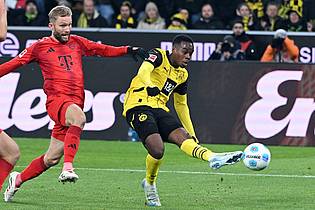 Federico Gambarini/dpa | Jamie Gittens (r) war bislang Gegner des FC Bayern wie hier, als er im vergangenen Dezember in München zum 1:0 für Dortmund traf.