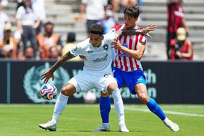 Jae Hong/AP/dpa | Botafogos Igor Jesus (l) und Atléticos Robin Le Normand kämpfen um den Ball.