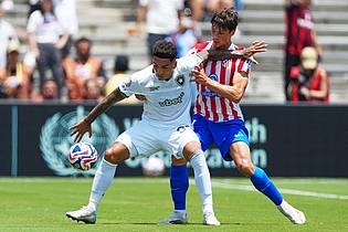 Jae Hong/AP/dpa | Botafogos Igor Jesus (l) und Atléticos Robin Le Normand kämpfen um den Ball.