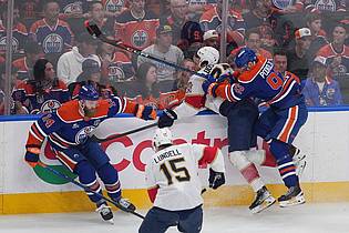 Darryl Dyck/The Canadian Press via AP/dpa | Die Oilers und Panthers lieferten sich ein intensives Auftaktmatch in die Stanley-Cup-Finals.