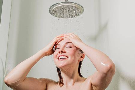 Monique Wüstenhagen/dpa-tmn | Wer bei Hitze duschen will, nimmt besser lauwarmes als kaltes Wasser - das schont den Kreislauf.