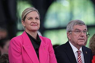 Laurent Cipriani/AP/dpa | Kirsty Coventry löst Thomas Bach an der Spitze des IOC ab.