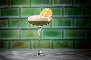 Daniel Esswein/dpa-tmn | Der Tocktail «Adam & Eva» besteht aus 10 cl grünem Jasmintee, 2 cl Apfelsirup, 2 cl Verjus und wird mit Mandarinenschaum serviert.