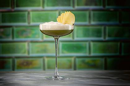 Daniel Esswein/dpa-tmn | Der Tocktail «Adam & Eva» besteht aus 10 cl grünem Jasmintee, 2 cl Apfelsirup, 2 cl Verjus und wird mit Mandarinenschaum serviert.