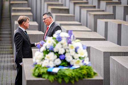 Kay Nietfeld/dpa | Außenminister Johann Wadephul legt am Holocaust-Mahnmal in Berlin gemeinsam mit seinem israelischen Amtskollegen Gideon Saar einen Kranz nieder.