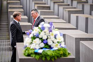 Kay Nietfeld/dpa | Außenminister Johann Wadephul legt am Holocaust-Mahnmal in Berlin gemeinsam mit seinem israelischen Amtskollegen Gideon Saar einen Kranz nieder.